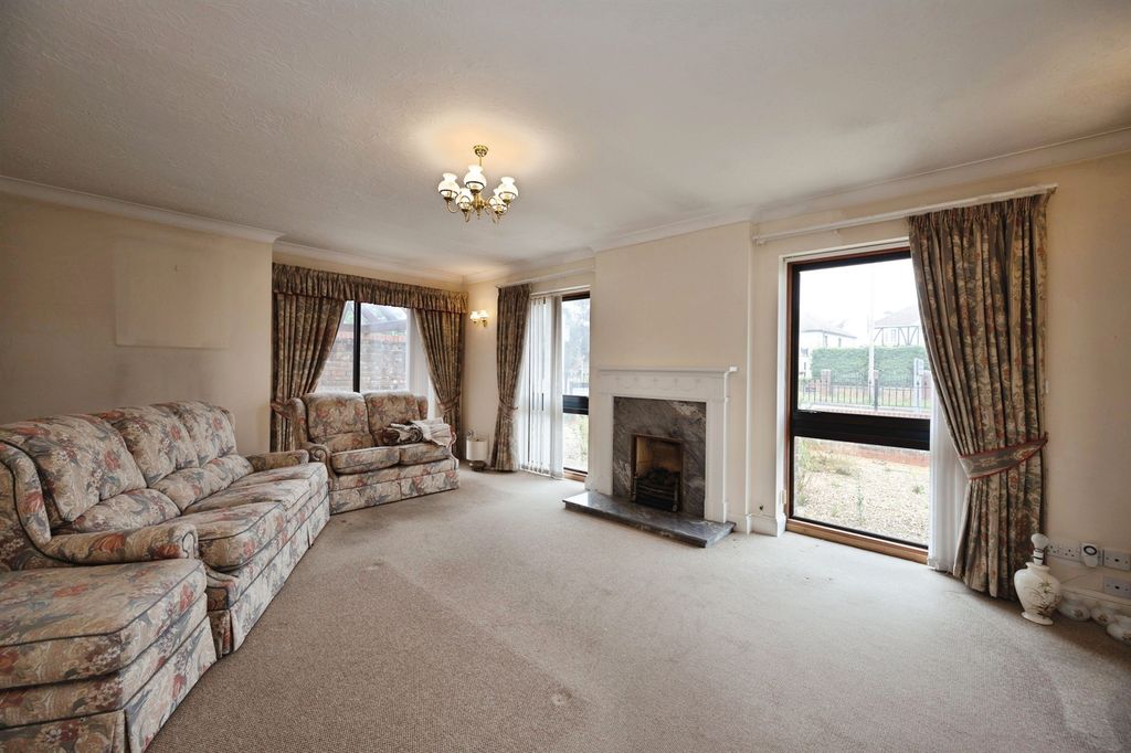 Property photo 2 of 18