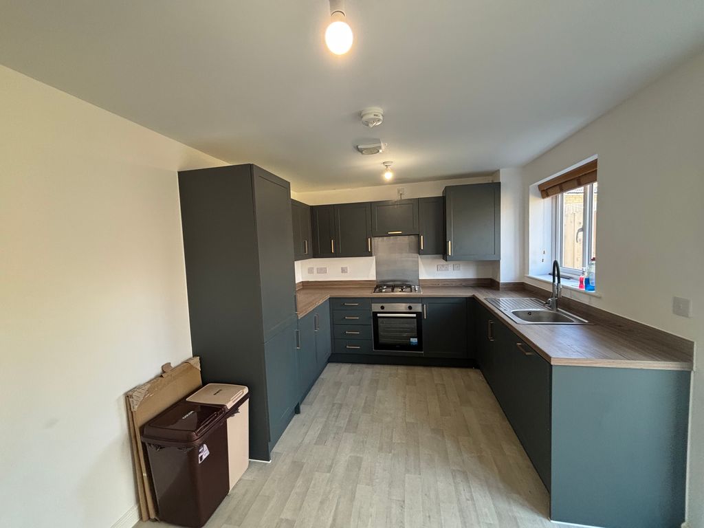 Property photo 2 of 12 Dining Kitchen