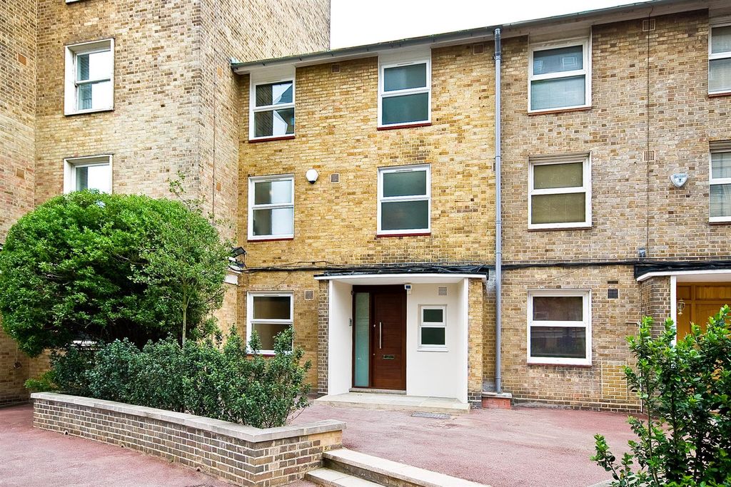 Property photo 2 of 16 3 Court Close-Ext.Jpg