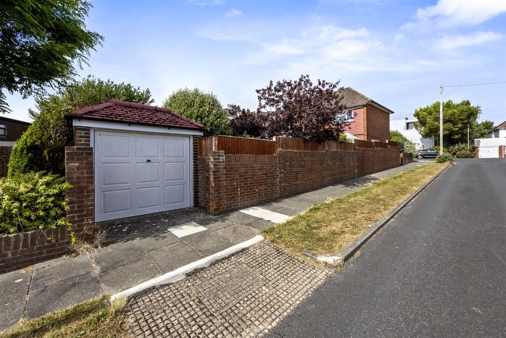 Property photo 3 of 22 Garage