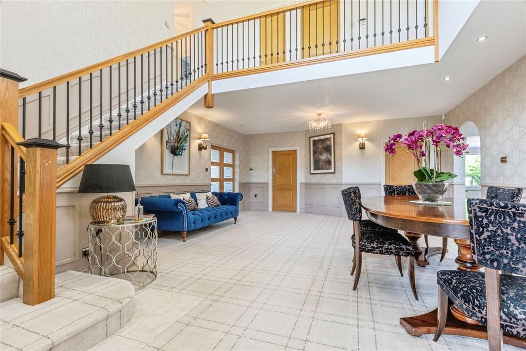 Property photo 3 of 36 Entrance Hall