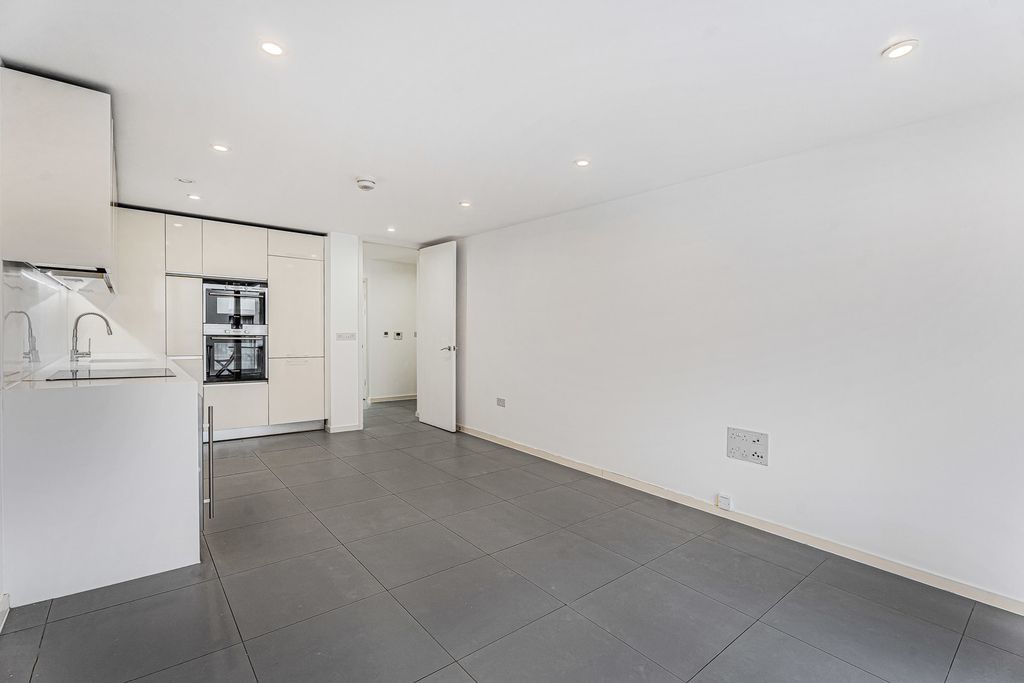 Property photo 2 of 24 Kitchen/Reception