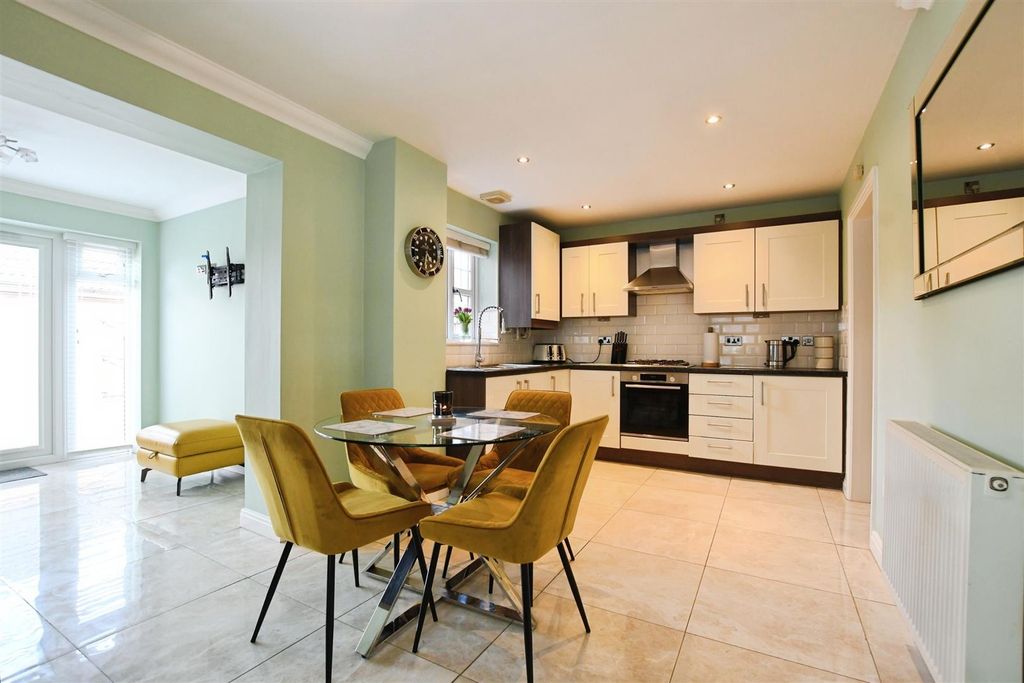 Property photo 2 of 18 Fitted Kitchen/Diner