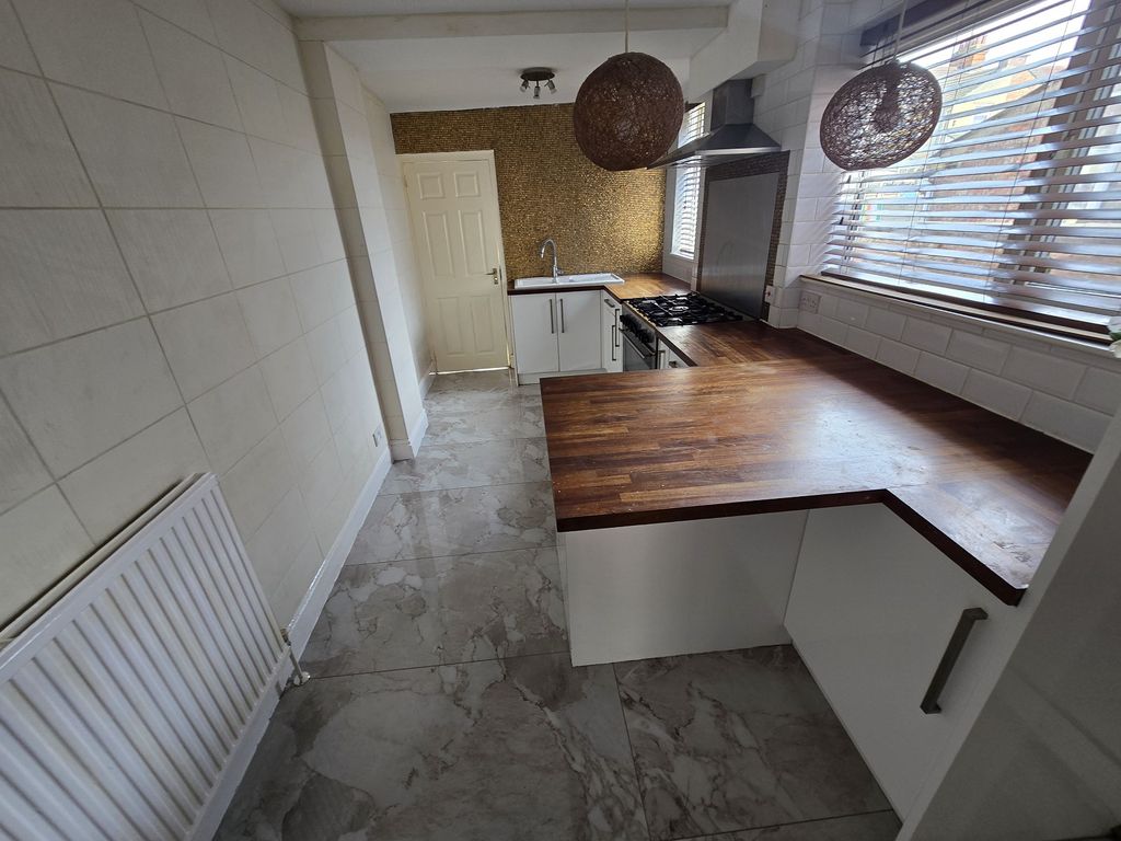 Property photo 2 of 11 Kitchen