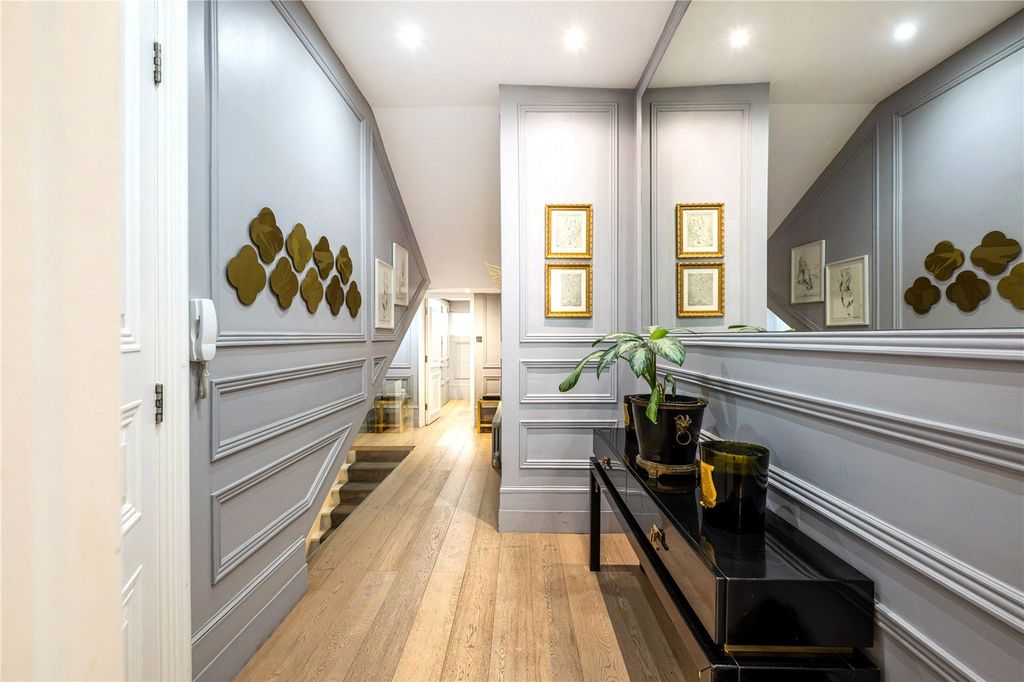 Property photo 3 of 12 Hallway