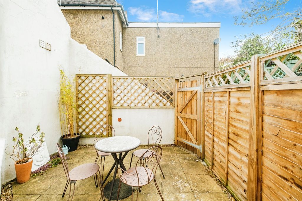 Property photo 2 of 23