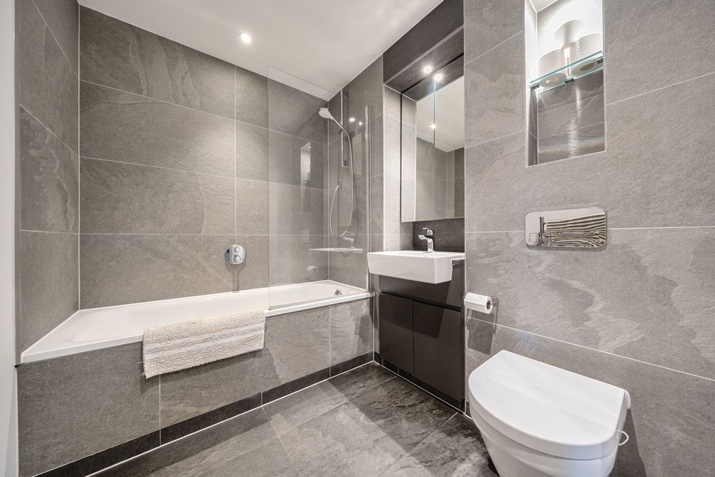 Property photo 3 of 16 Bathroom