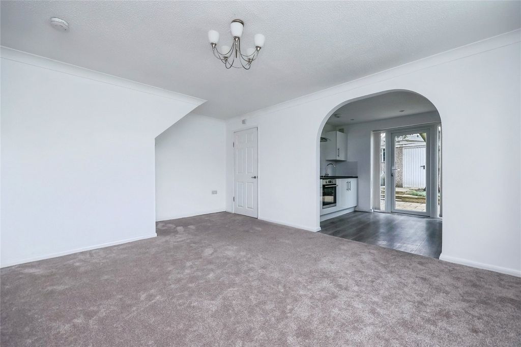 Property photo 3 of 19 Lounge