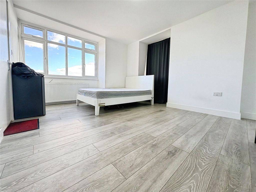Property photo 1 of 6 Bedroom