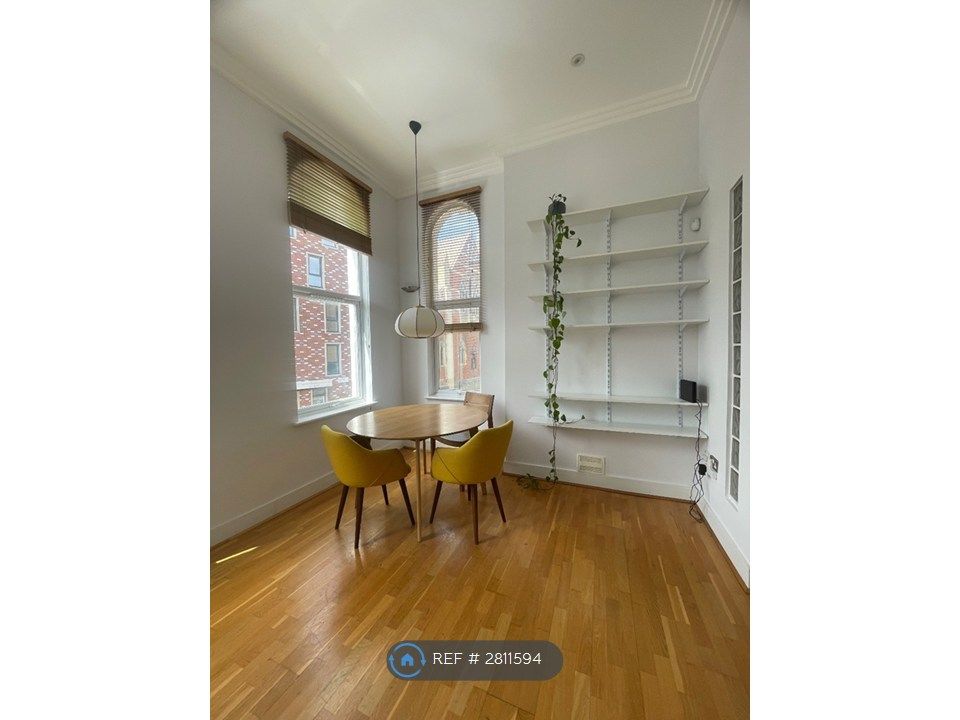 Property photo 1 of 22 Living Room / Dining