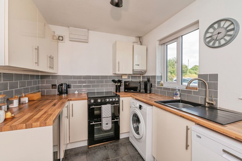 Property photo 3 of 17 Kitchen