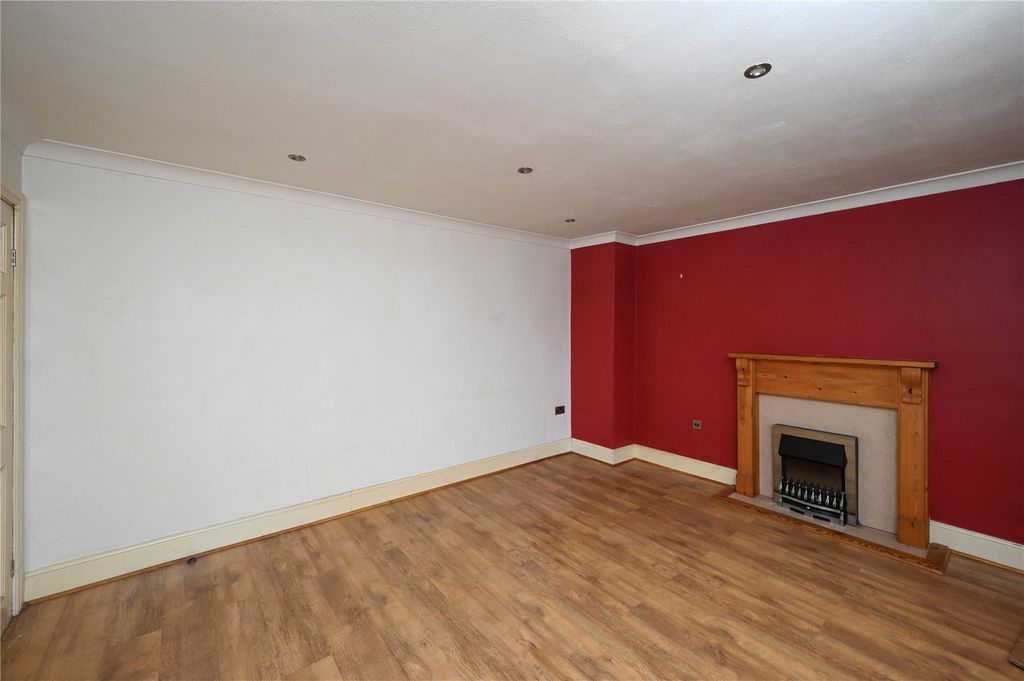 Property photo 3 of 14 Lounge