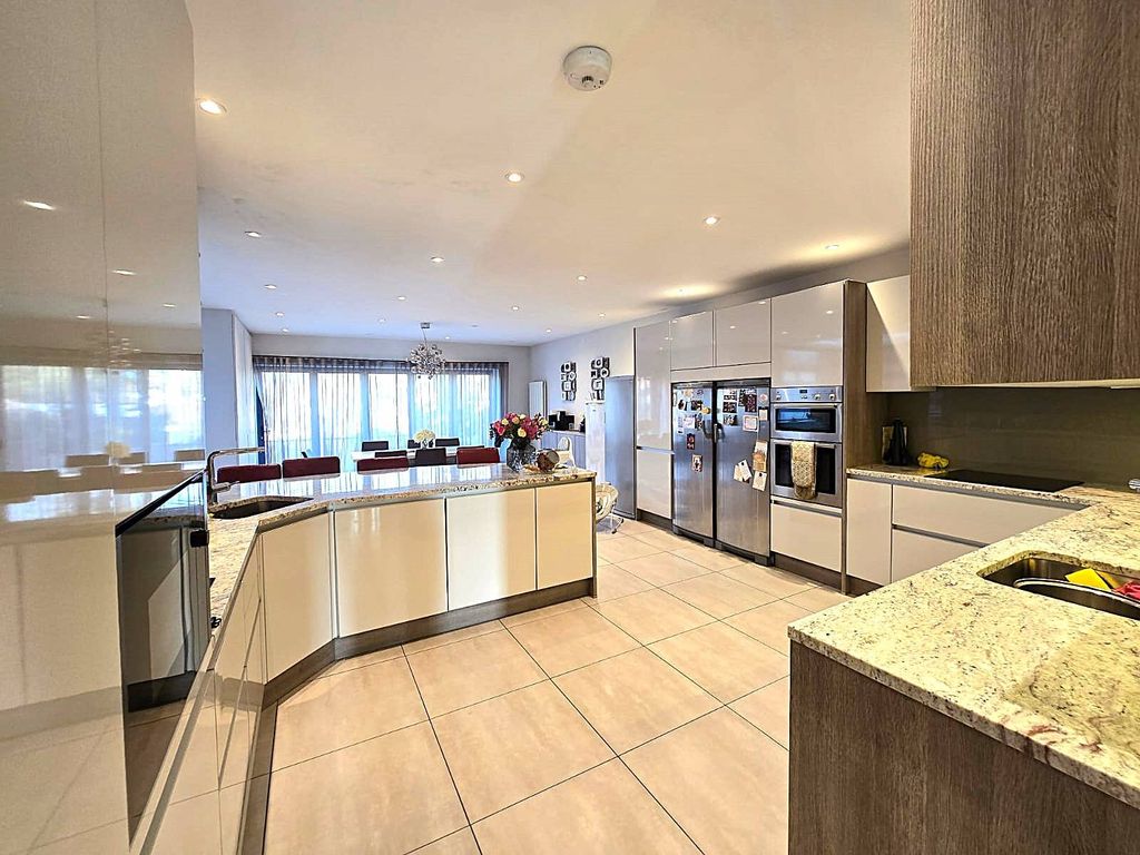 Property photo 2 of 8 Gallery