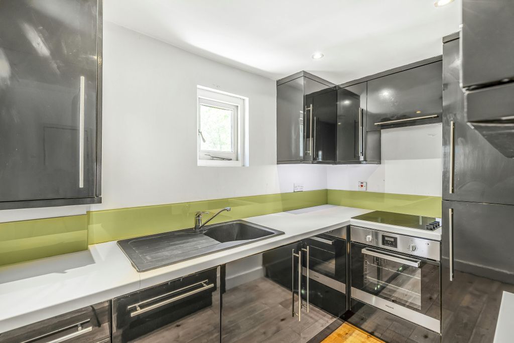Property photo 3 of 9 Flat_3__45_Finborough_Road3.Jpg