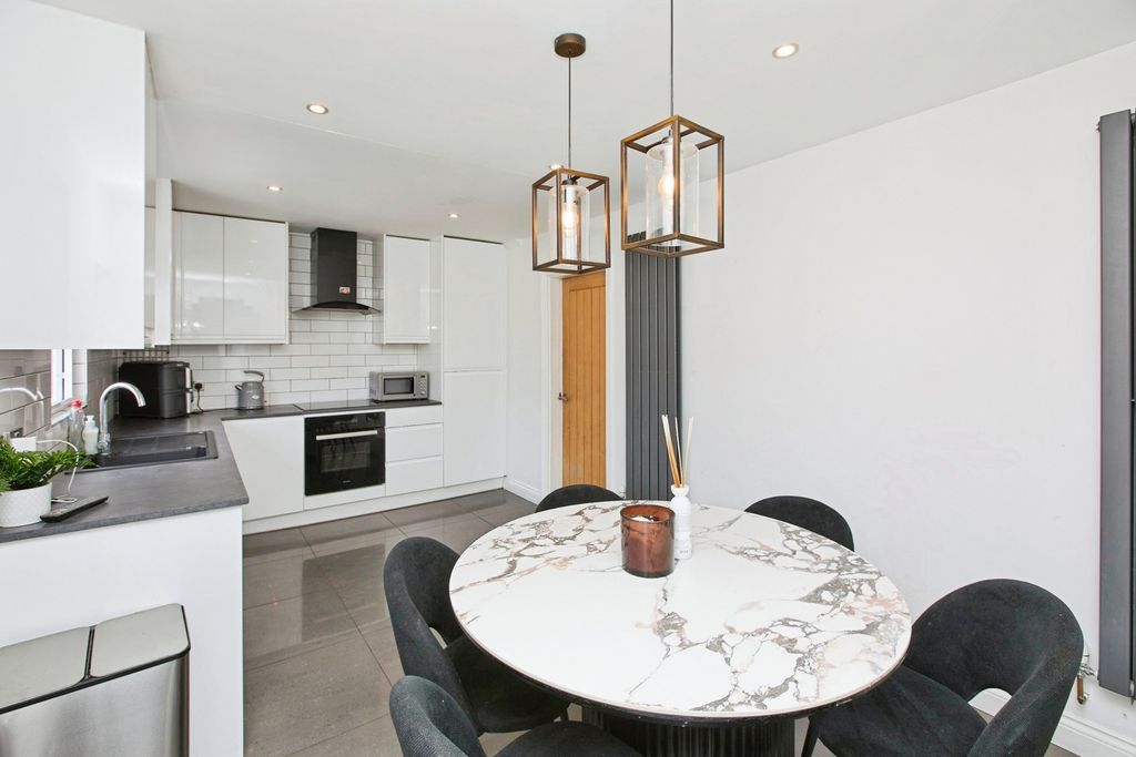 Property photo 3 of 17 Kitchen Diner