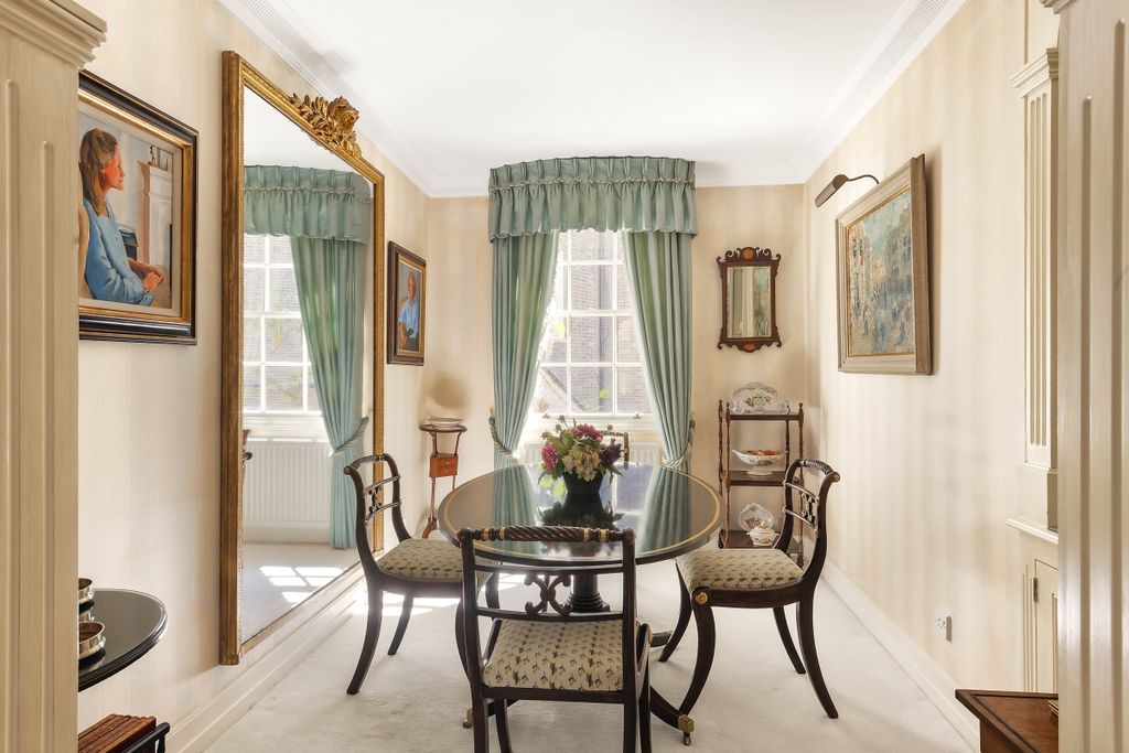 Property photo 3 of 10 Cadogan Lane