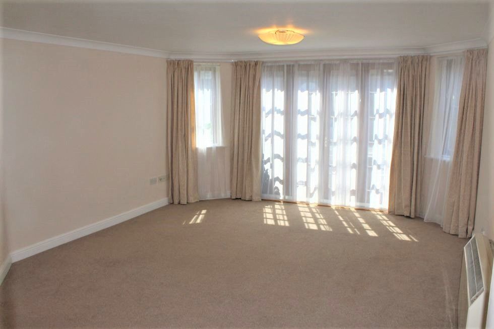 Property photo 3 of 7 Living Room