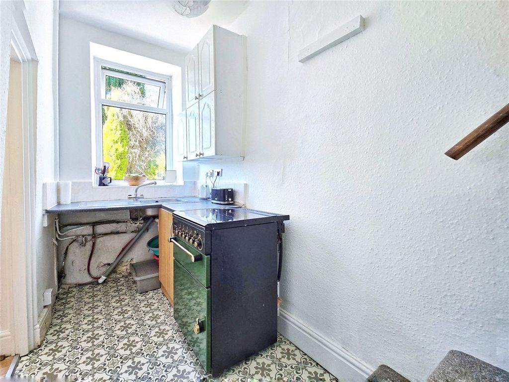 Property photo 3 of 11 Kitchen