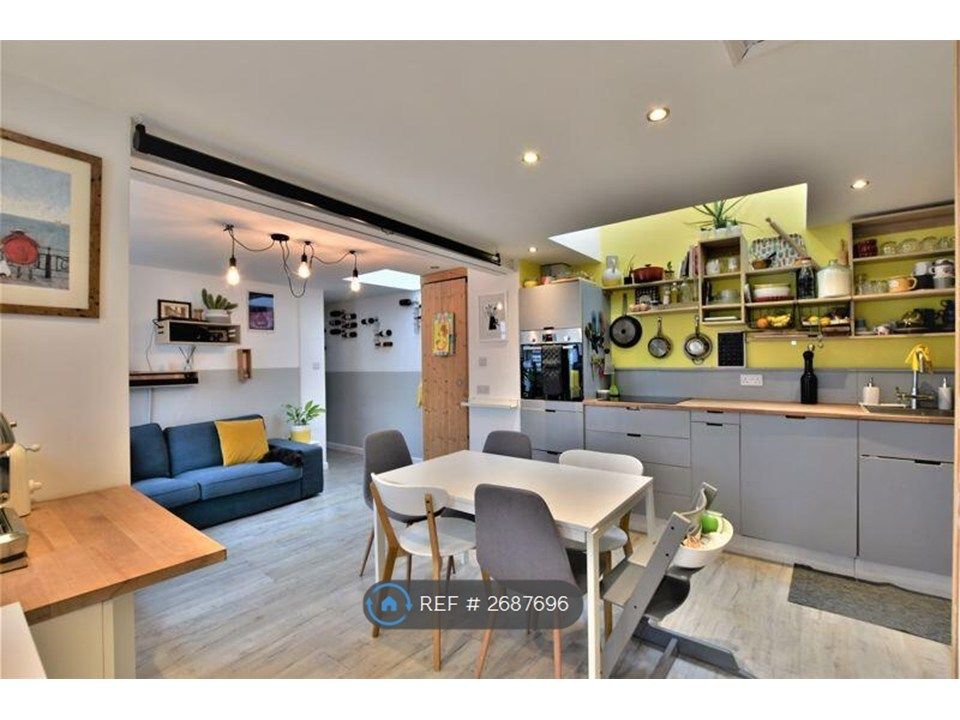 Property photo 3 of 10 Kitchen