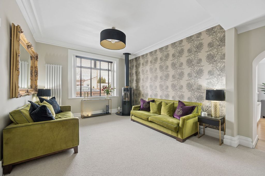 Property photo 3 of 32 Lounge