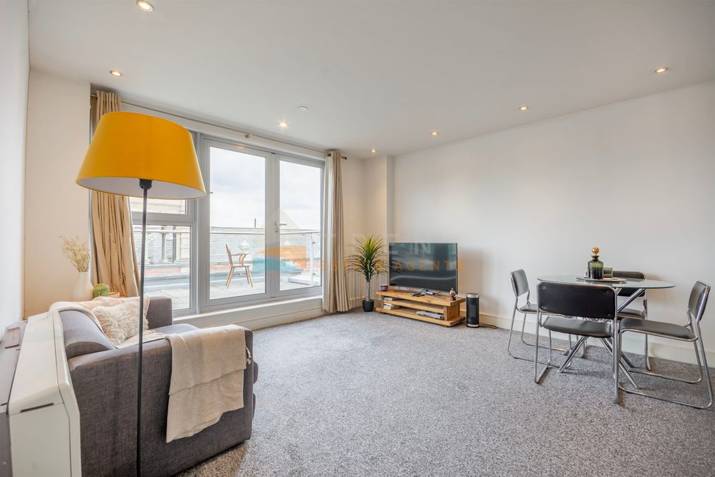 Property photo 1 of 17 Apt - 1
