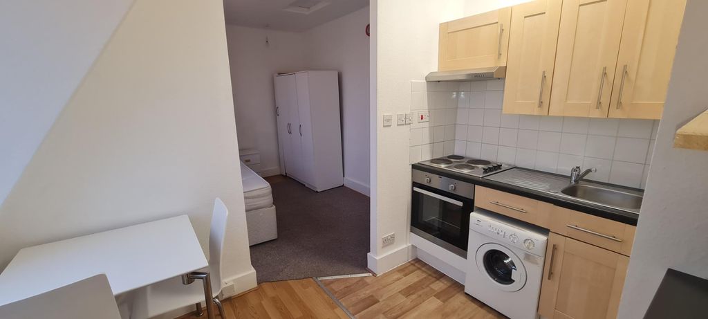 Property photo 1 of 7 Photo 5