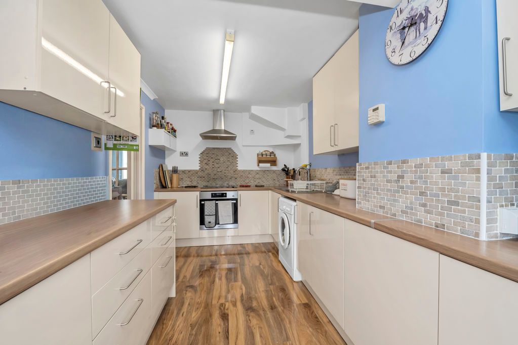 Property photo 3 of 11 Kitchen