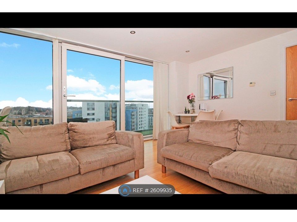 Property photo 3 of 12 Lounge - Sofa