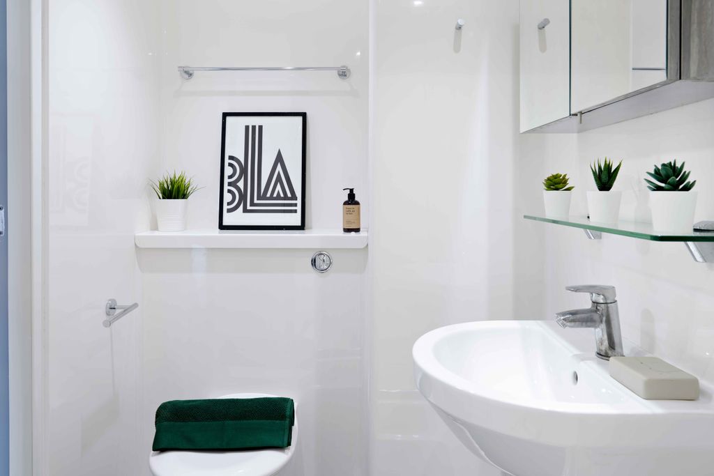 Property photo 3 of 7 Bathroom