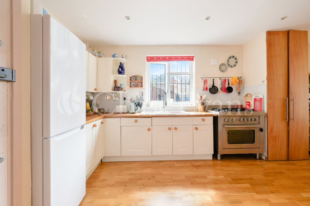 Property photo 3 of 17 Kitchen