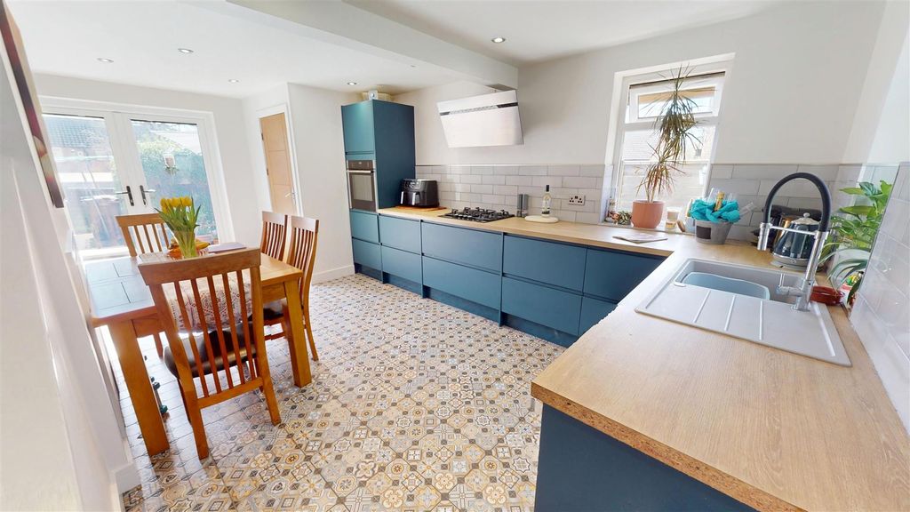 Property photo 2 of 20 Dining Kitchen