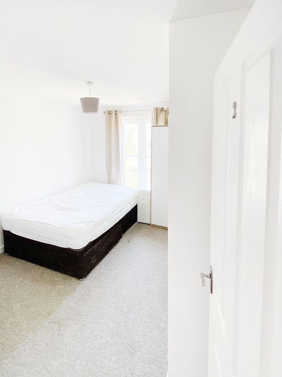 Property photo 2 of 14 Bright, Freshly Decorated Double Bedroom With Neut...