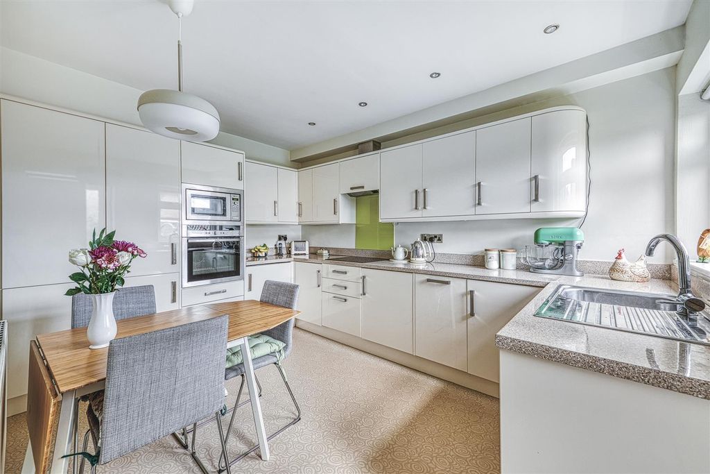 Property photo 2 of 29