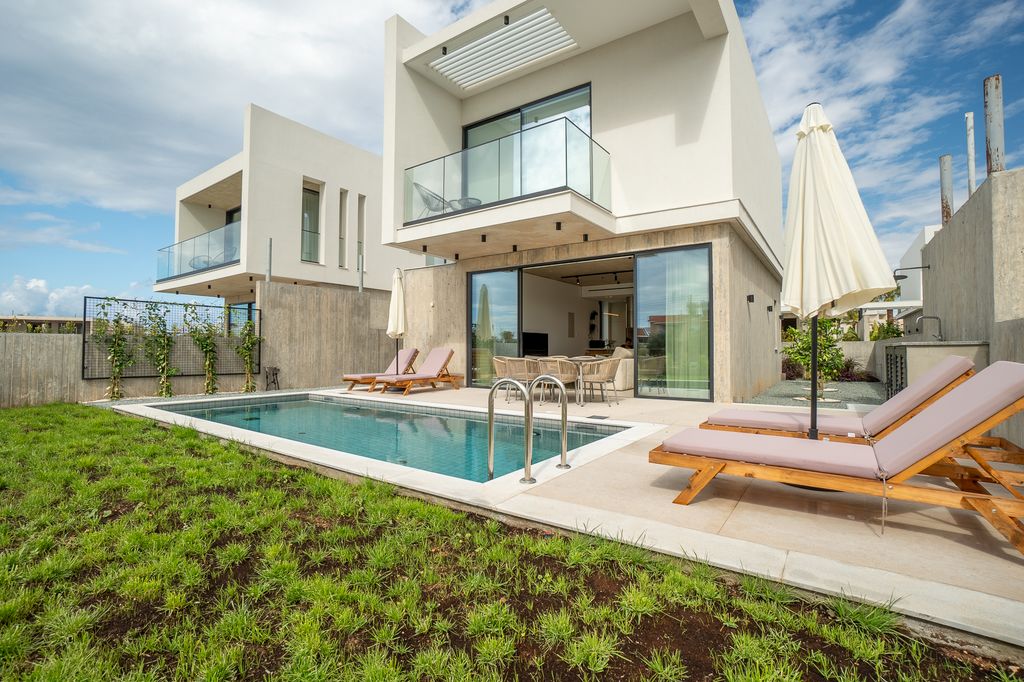 Property photo 1 of 41