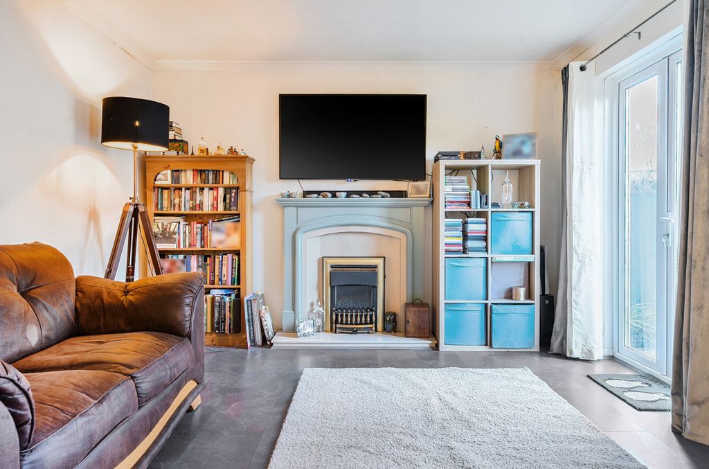 Property photo 3 of 16 1385362-1-693060E...