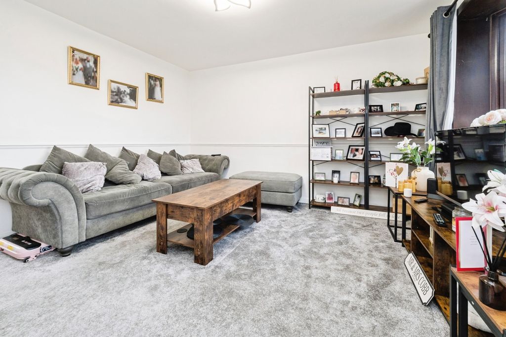 Property photo 2 of 20 Lounge