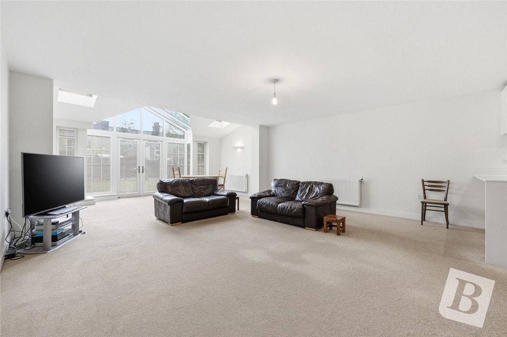 Property photo 2 of 21 Lounge