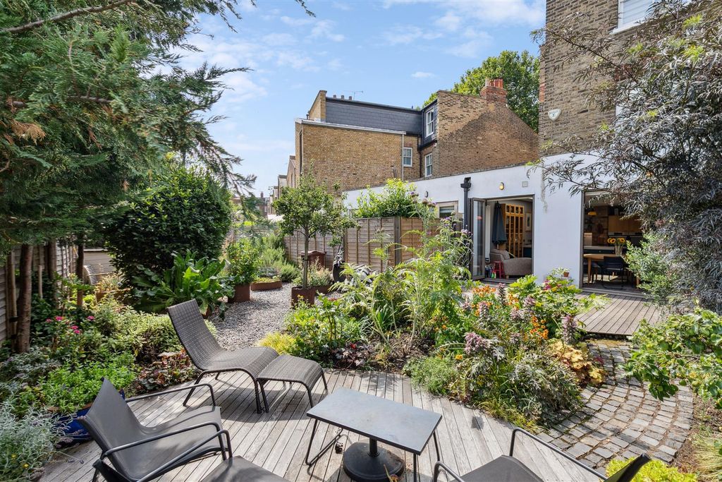 Property photo 3 of 20 Prebend Gardens, W4 - For Sale