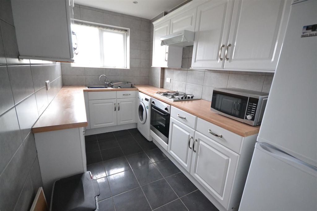 Property photo 3 of 6 214B Watford Rd Kitchen 1.Jpg