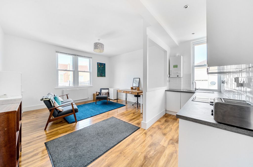 Property photo 2 of 8 1320171-30-686Ba1...