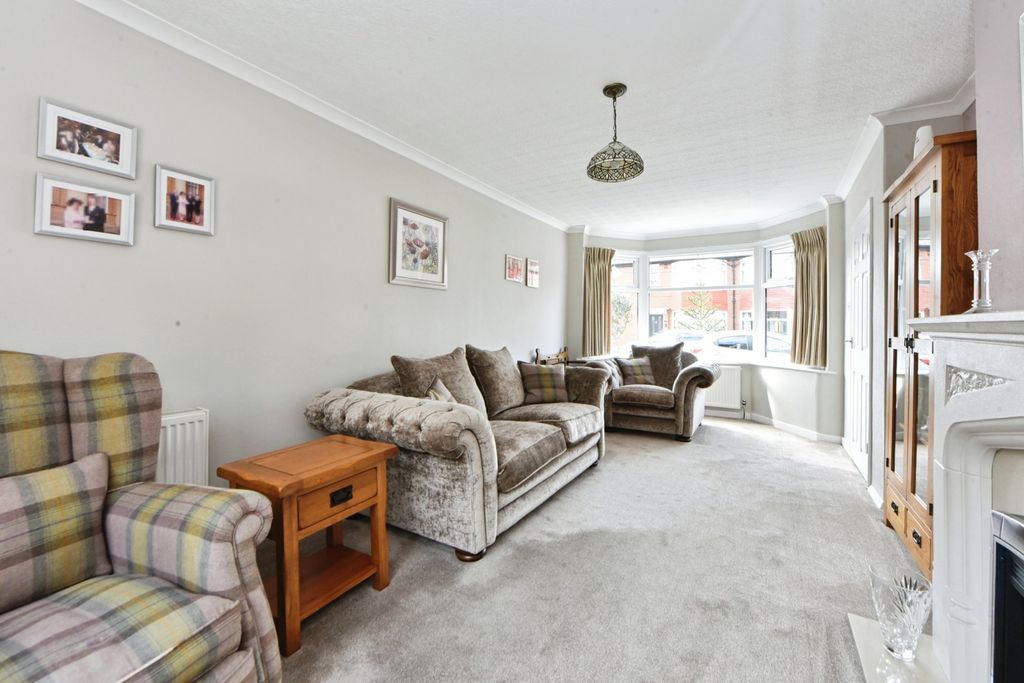 Property photo 3 of 18 Lounge