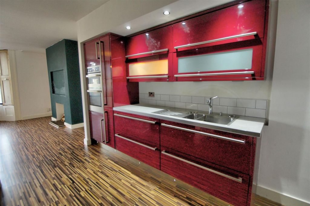 Property photo 3 of 12 Kitchen