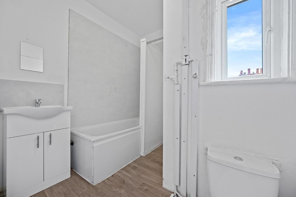 Property photo 3 of 10 Rcrea- 162B Teddington Highstreet - Bathroom3 (1).