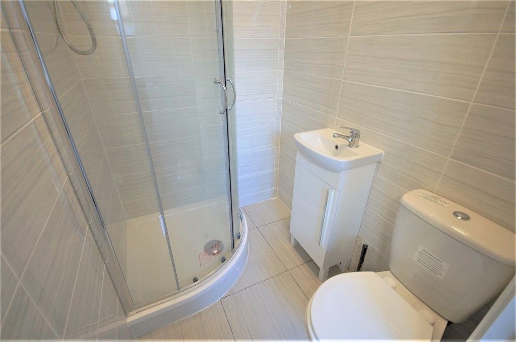 Property photo 2 of 12 Ensuite 1