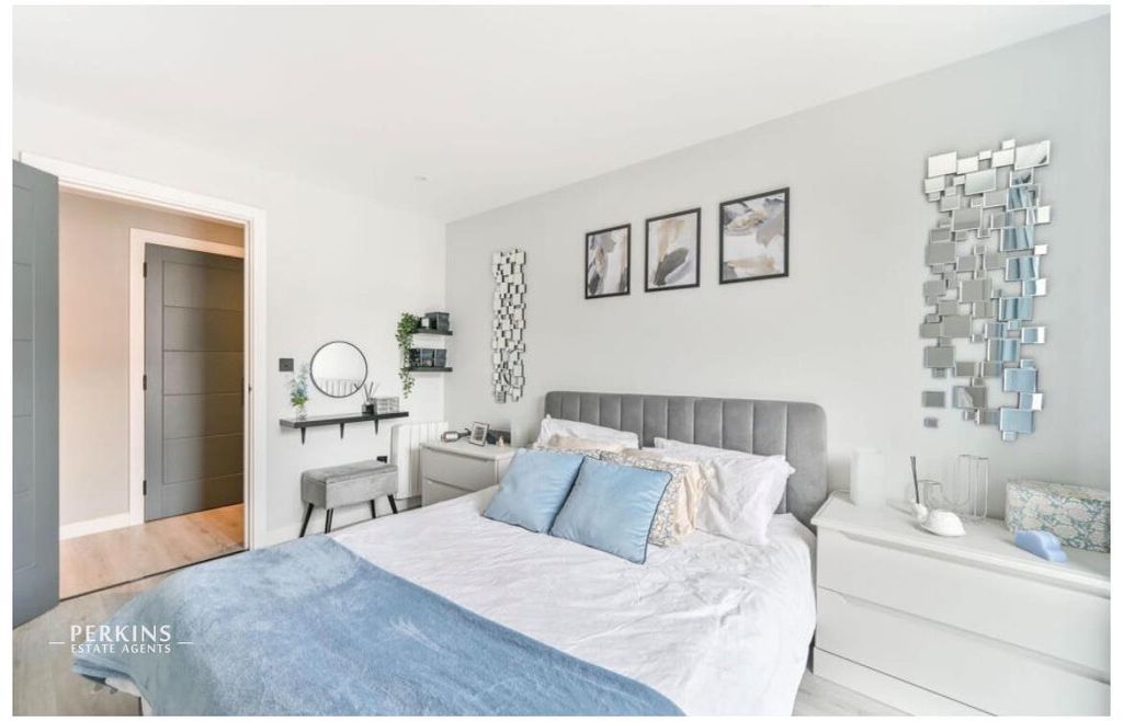Property photo 3 of 13 Bed.Jpg