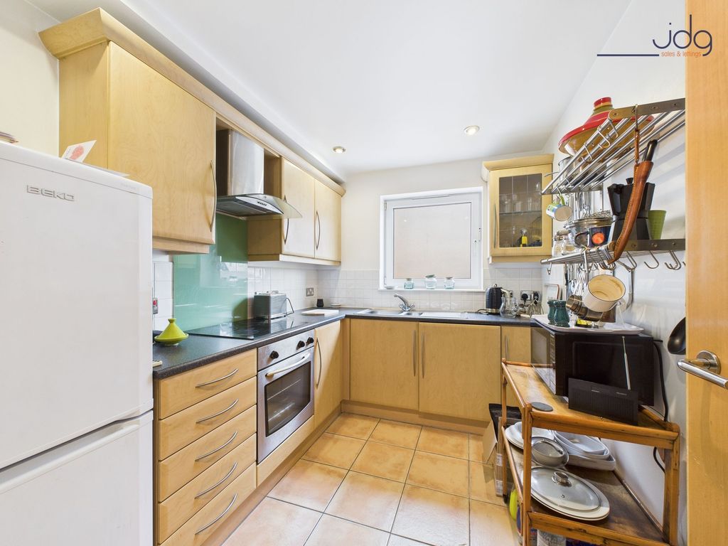 Property photo 3 of 11 Kitchen