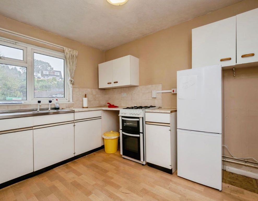 Property photo 3 of 6 Kitchen