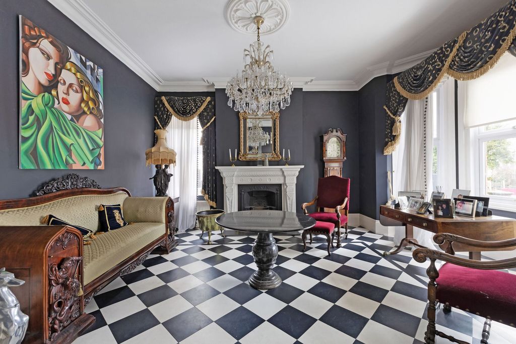 Property photo 2 of 21 Entrance Hall