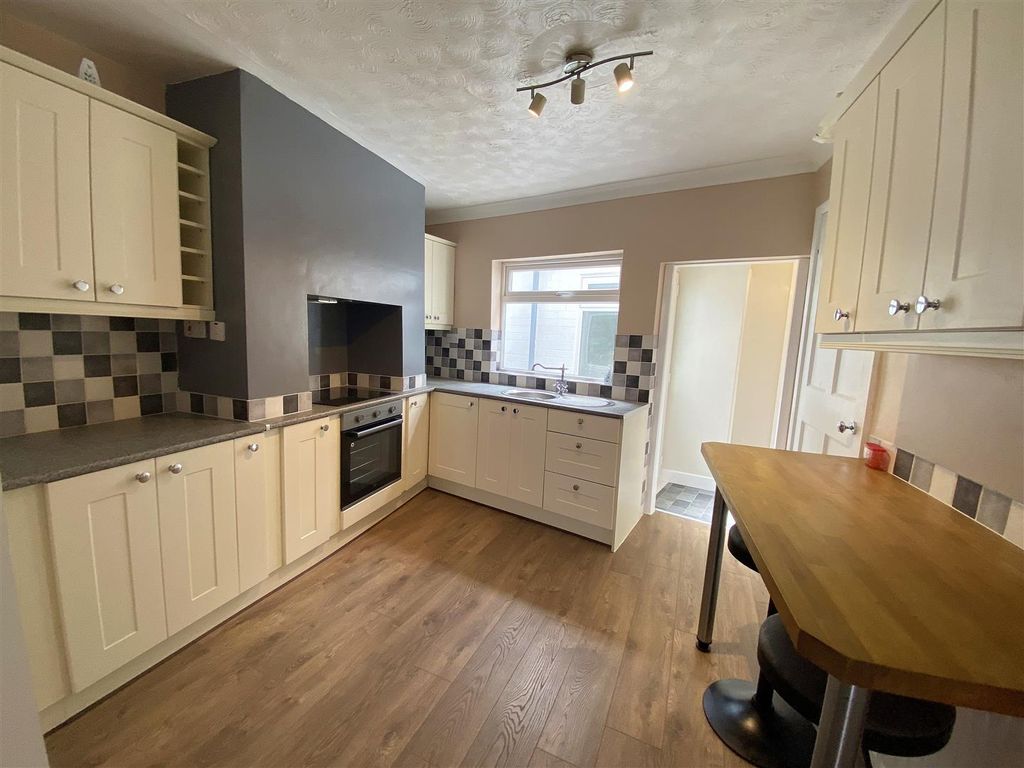 Property photo 3 of 7 Kitchen