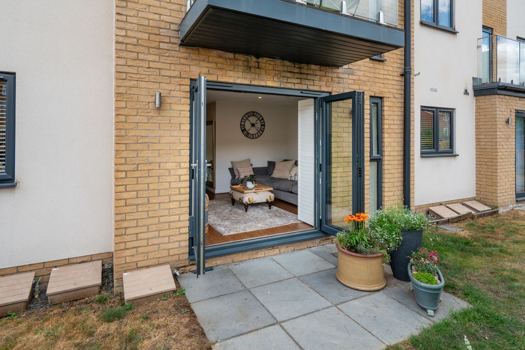 Property photo 2 of 18 2-Leinster-Court-20